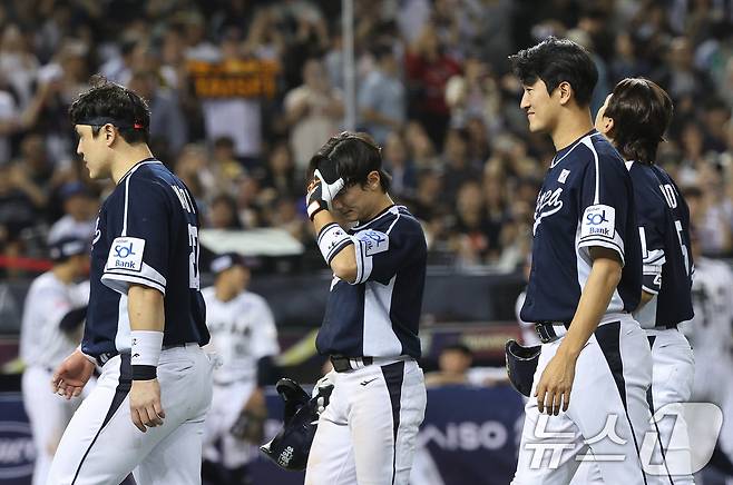 15일(현지시간) 오후 대만 타이베이시 타이베이돔에서 열린 2024 WBSC 프리미어12 B조 예선 대한민국과 일본의 경기에서 3대 6으로 패한 대표팀 선수들이 어두운 표정으로 그라운드를 나서고 있다. 2024.11.15/뉴스1 ⓒ News1 장수영 기자