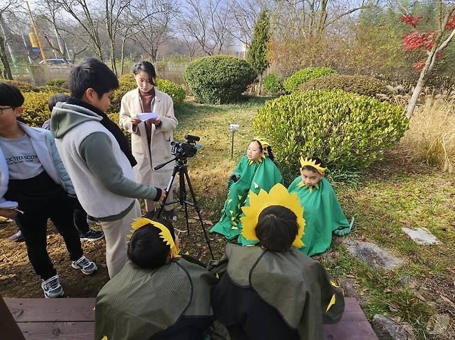 용방초 학생들의 영화 제작 장면 (전남교육청 제공)/뉴스1