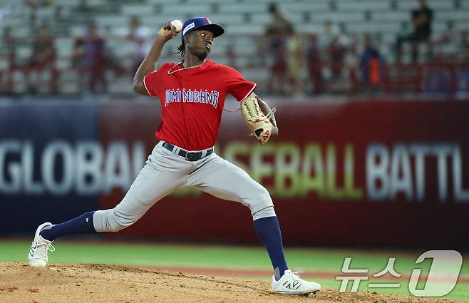 16일(현지시간) 대만 타이베이시 톈무 야구장에서 열린 2024 WBSC 프리미어12 B조 예선 대한민국과 도미니카공화국의 경기, 1회말 도미니카 선발 프랑클린 킬로메가 역투하고 있다. 2024.11.16/뉴스1 ⓒ News1 장수영 기자