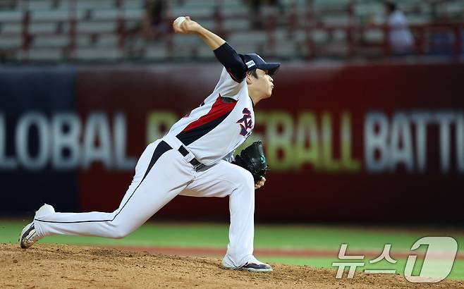 16일(현지시간) 대만 타이베이시 톈무 야구장에서 열린 2024 WBSC 프리미어12 B조 예선 대한민국과 도미니카공화국의 경기 8회말 대한민국 마운드에 오른 박영현이 역투하고 있다. 2024.11.16/뉴스1 ⓒ News1 장수영 기자