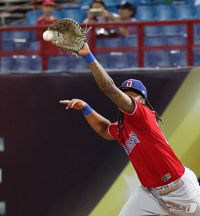 16일(현지시간) 대만 타이베이시 톈무 야구장에서 열린 2024 WBSC 프리미어12 B조 예선 대한민국과 도미니카공화국의 경기 6회말 대한민국 공격 1사 2, 3루 상황, 신민재 타석 때 도미니카 투수 로드리게스의 송구 실책이 발생해 대한민국이 2점 따라붙고 있다. 2024.11.16/뉴스1 ⓒ News1 장수영 기자