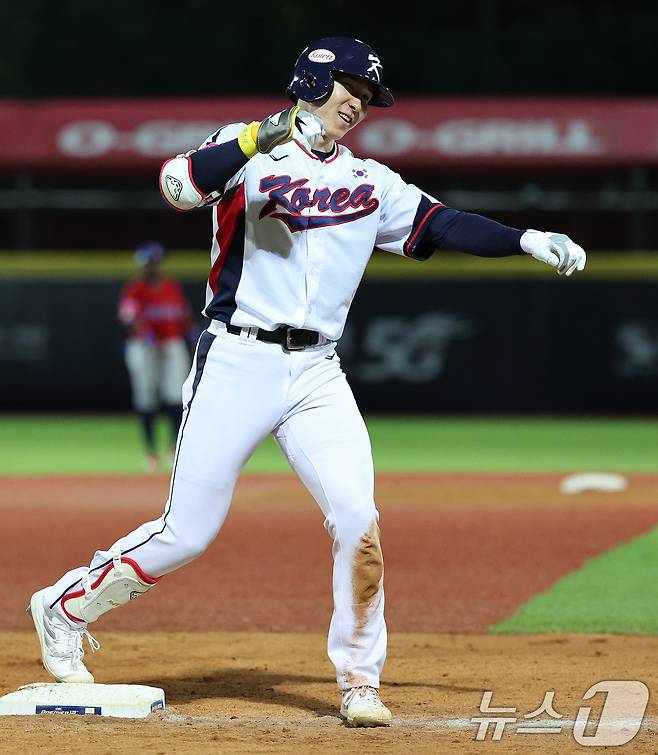 16일(현지시간) 대만 타이베이시 톈무 야구장에서 열린 2024 WBSC 프리미어12 B조 예선 대한민국과 도미니카공화국의 경기 8회말 대한민국 공격 2사 2, 3루 상황에서 박성한이 역전 3루타를 친 뒤 세리머니 하고 있다. 2024.11.16/뉴스1 ⓒ News1 장수영 기자