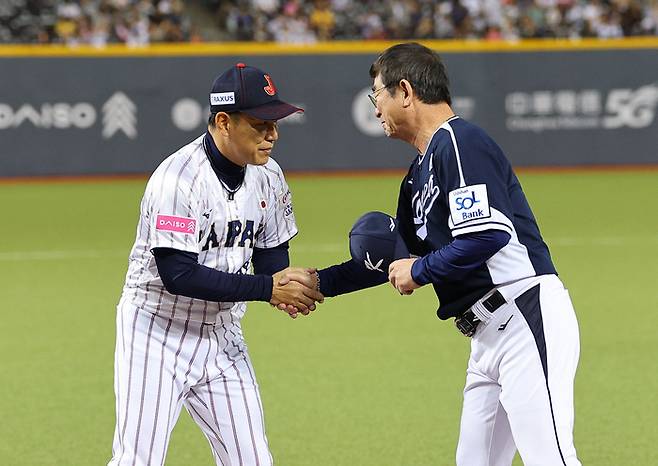 15일 오후 대만 타이베이돔에서 열린 세계야구소프트볼연맹(WBSC) 프리미어12 2024 B조 조별리그 대한민국과 일본의 경기. 경기 시작 전 류중일 감독이 일본의 이바타 히로카즈과 악수하고 있다. 사진 | 타이베이=연합뉴스