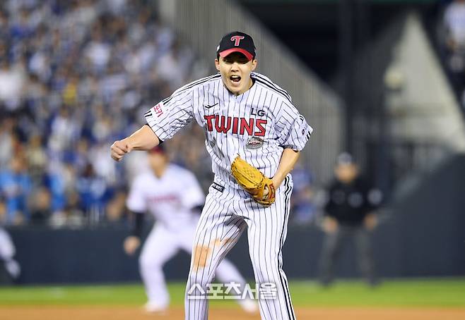 LG 임찬규가 잠실구장에서 열린 2024 KBO 플레이오프 3차전 삼성전에서 4회초 위기를 넘긴 후 포효하고 있다. 잠실 | 박진업 기자 upandup@sportsseoul.com