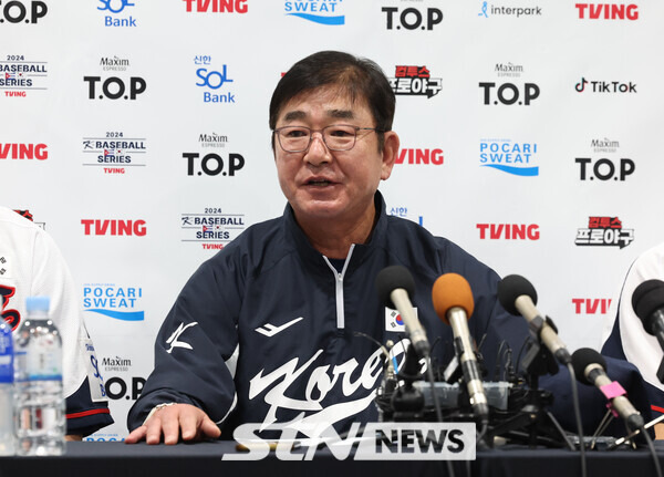 류중일 2024 WBSC 프리미어12 한국 야구대표팀 감독이 1일 서울 구로구 고척스카이돔에서 쿠바와의 1차 평가전에 앞서 인터뷰를 하고 있다. 사진┃뉴시스