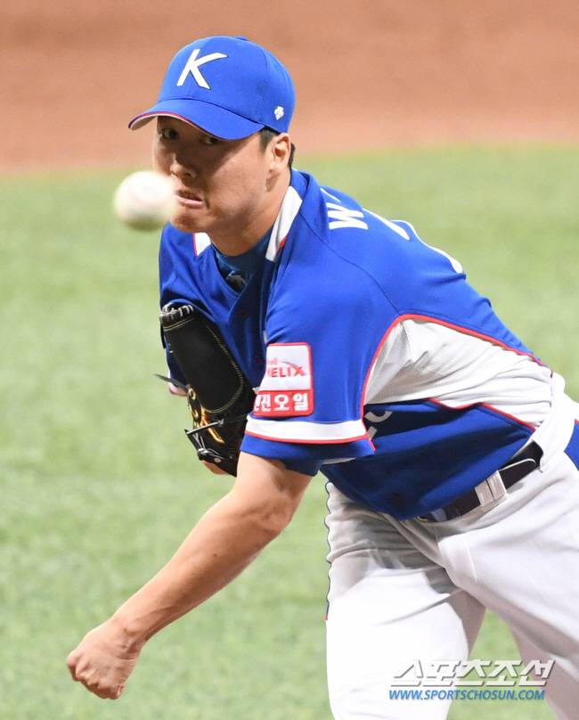 2019 WBSC 프리미어12 서울 예선 2라운드 대한민국과 캐나다의 경기가 7일 오후 서울 고척스카이돔에서 열렸다. 7회 마운드에 오른 차우찬이 힘차게 투구하고 있다. 고척=송정헌 기자 songs@sportschosun.com/2019.11.07/