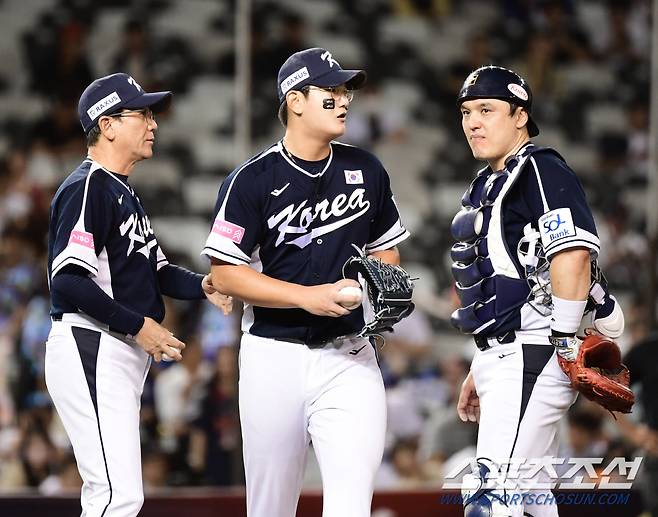 8회 1사 1, 2루 교체되는 김서현.