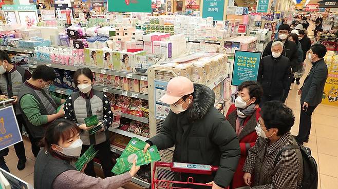 지난 2020년 서울역 롯데마트에서 마스크를 구입하려는 사람들이 줄을 서서 순서를 기다리고 있다. /이태경 기자