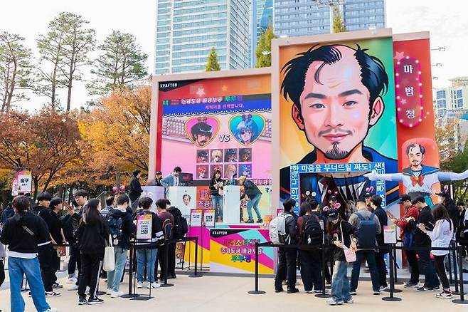 '마법소녀 루루핑' 지스타 2024 야외 부스. 게임 주인공인 '김부장'을 앞세운 차별화된 콘셉트가 많은 관람객들의 눈길을 사로잡았다. 게임 시연도 진행 중이다. ⓒ크래프톤
