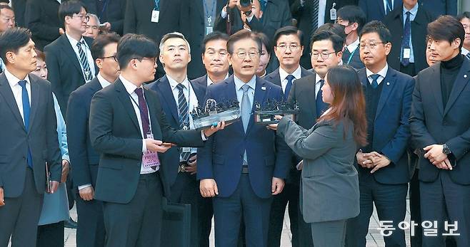 더불어민주당 이재명 대표(가운데)가 15일 오후 서울 서초구 서울중앙지법에서 열린 공직선거법 위반 재판 1심 선고가 끝난 뒤 입장을 밝히고 있다. 징역 1년에 집행유예 2년을 선고받은 이 대표는 “현실의 법정은 아직 두 번 더 남아 있다.”며 항소하겠다고 밝혔다. 박형기 기자 oneshot@donga.com