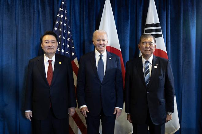 아시아태평양경제협력체(APEC) 정상회의 참석차 페루를 방문 중인 윤석열 대통령이 15일(현지시각) 리마 컨벤션센터에서 한미일 정상회의 전 조 바이든 미국 대통령, 이시바 시게루 일본 총리와 기념촬영을 하고 있다. 공동취재사진