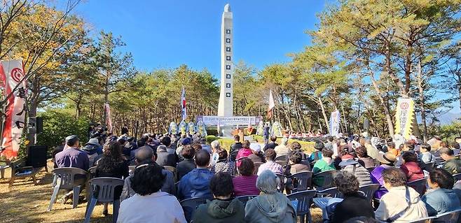 11일 경남 하동군 옥종면 고성산 동학혁명군 위령탑에서 동학혁명 130주년 위령식이 열리고 있다. 고성산은 1894년 11월11일 동학농민군 5천여명이 일본군과 맞붙어 500명 이상이 숨진 곳이다.