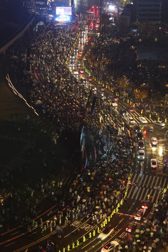 거부권을 거부하는 전국비상행동 등 시민단체 주최로 16일 오후 서울 종로구 광화문 광장 일대에서 열린 \'김건희 특검 수용, 국정농단 규명! 윤석열을 거부한다 시민행진\' 집회가 진행되고 있다. 김영원 기자 forever@hani.co.kr