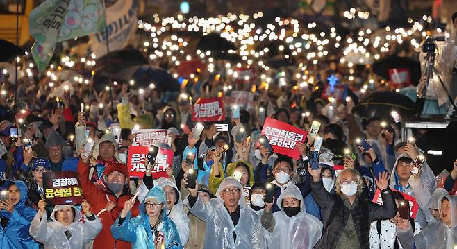 거부권을 거부하는 전국비상행동 등 시민단체 주최로 16일 오후 서울 종로구 광화문 광장 일대에서 열린 \'김건희 특검 수용, 국정농단 규명! 윤석열을 거부한다 시민행진\' 집회에서 참석자들이 휴대전화 불빛을 비추고 있다. 김영원 기자 forever@hani.co.kr