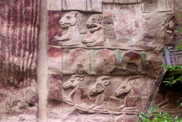 납초사 절벽의 부조 대불에 함께 새겨진 동물. ⓒ최종명