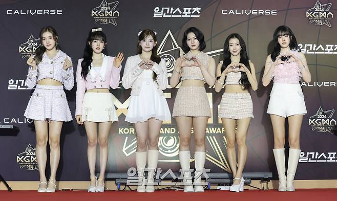 [2024 KGMA] 가수 스테이씨가 16일 인천 중구 운서동 인스파이어 아레나에서 열린 '2024 코리아그랜드뮤직어워즈(KGMA)' 첫째날 아티스트데이 레드카펫 행사에 참석해 포즈를 취하고 있다. 일간스포츠(이데일리M)가 주최하고 KGMA 조직위원회가 주관하는 '2024 KGMA'는 올해 창간 55주년을 맞은 일간스포츠가 대한민국 대중음악계에 새로운 패러다임을 제시하기 위해 새롭게 개최하는 시상식으로 16, 17일 이틀간 펼쳐진다. 영종도(인천)=KGMA특별취재반 /2024.11.16/