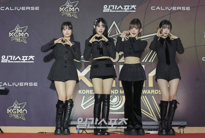 [2024 KGMA] 그룹 QWER이 16일 인천 중구 운서동 인스파이어 아레나에서 열린 '2024 코리아그랜드뮤직어워즈(KGMA)' 첫째날 아티스트데이 레드카펫 행사에 참석해 포즈를 취하고 있다. 일간스포츠(이데일리M)가 주최하고 KGMA 조직위원회가 주관하는 '2024 KGMA'는 올해 창간 55주년을 맞은 일간스포츠가 대한민국 대중음악계에 새로운 패러다임을 제시하기 위해 새롭게 개최하는 시상식으로 16, 17일 이틀간 펼쳐진다. 영종도(인천)=KGMA특별취재반 /2024.11.16/