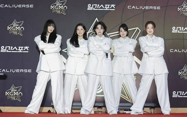 [2024 KGMA]그룹 (여자)아이들이 16일 인천 중구 운서동 인스파이어 아레나에서 열린 '2024 코리아그랜드뮤직어워즈(KGMA)' 첫째날 아티스트데이 레드카펫 행사에 참석해 포즈를 취하고 있다.일간스포츠(이데일리M)가 주최하고 KGMA 조직위원회가 주관하는 '2024 KGMA'는 올해 창간 55주년을 맞은 일간스포츠가 대한민국 대중음악계에 새로운 패러다임을 제시하기 위해 새롭게 개최하는 시상식으로 16, 17일 이틀간 펼쳐진다.영종도(인천)=KGMA특별취재반 /2024.11.16/