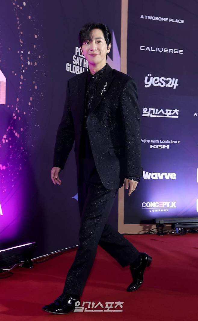 [2024 KGMA] 배우 이상엽이 16일 인천 중구 운서동 인스파이어 아레나에서 열린 '2024 코리아그랜드뮤직어워즈(KGMA)' 첫째날 아티스트데이 레드카펫 행사에시상자로 참석해 포토월을 향하고 있다. 일간스포츠(이데일리M)가 주최하고 KGMA 조직위원회가 주관하는 '2024 KGMA'는 올해 창간 55주년을 맞은 일간스포츠가 대한민국 대중음악계에 새로운 패러다임을 제시하기 위해 새롭게 개최하는 시상식으로 16, 17일 이틀간 펼쳐진다. 영종도(인천)=KGMA특별취재반 /2024.11.16/