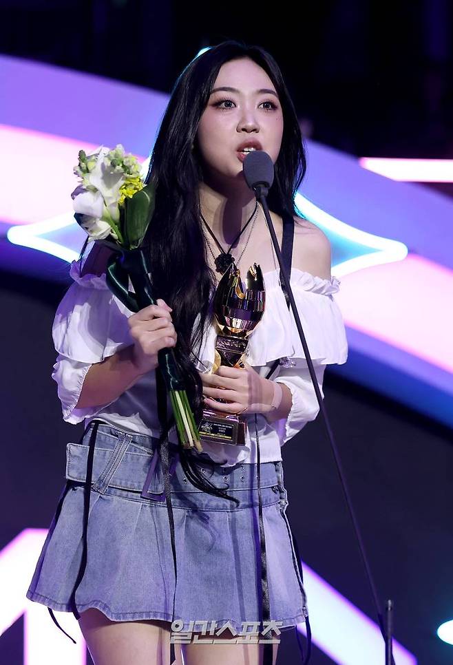 [2024 KGMA] 이영지가 16일 인천 중구 운서동 인스파이어 아레나에서 열린 '2024 코리아그랜드뮤직어워즈(KGMA)' 첫째날 아티스트데이에서 베스트 힙합상을 수상하고 소감을 말하고 있다. 일간스포츠(이데일리M)가 주최하고 KGMA 조직위원회가 주관하는 '2024 KGMA'는 올해 창간 55주년을 맞은 일간스포츠가 대한민국 대중음악계에 새로운 패러다임을 제시하기 위해 새롭게 개최하는 시상식으로 16, 17일 이틀간 펼쳐진다. 영종도(인천)=KGMA특별취재반 /2024.11.16/