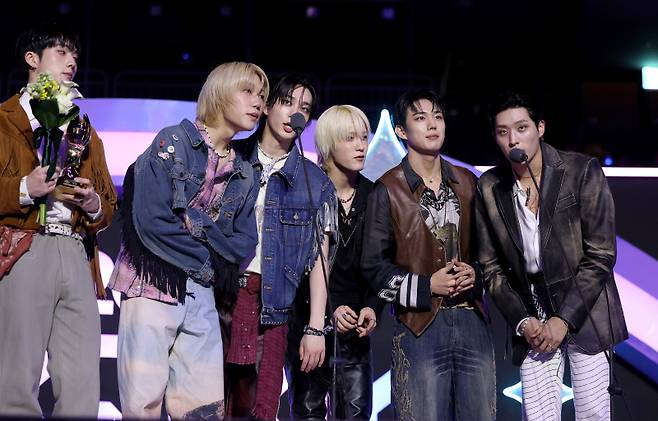 [2024 KGMA] 그룹 피원하모니가 16일 인천 중구 운서동 인스파이어 아레나에서 열린 '2024 코리아그랜드뮤직어워즈(KGMA)' 첫째날 아티스트데이에서 베스트 아티스트상을 수상하고 소감을 말하고 있다. 일간스포츠(이데일리M)가 주최하고 KGMA 조직위원회가 주관하는 '2024 KGMA'는 올해 창간 55주년을 맞은 일간스포츠가 대한민국 대중음악계에 새로운 패러다임을 제시하기 위해 새롭게 개최하는 시상식으로 16, 17일 이틀간 펼쳐진다. 영종도(인천)=KGMA특별취재반 /2024.11.16/