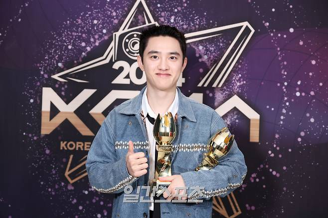 [2024 KGMA] 가수 도경수가 16일 인천 중구 운서동 인스파이어 아레나에서 열린 '2024 코리아그랜드뮤직어워즈(KGMA)' 첫째날 아티스트데이에서 베스트 아티스트, 베스트 R&B 수상 후 트로피 세리머니를 하고 있다. 일간스포츠(이데일리M)가 주최하고 KGMA 조직위원회가 주관하는 '2024 KGMA'는 올해 창간 55주년을 맞은 일간스포츠가 대한민국 대중음악계에 새로운 패러다임을 제시하기 위해 새롭게 개최하는 시상식으로 16, 17일 이틀간 펼쳐진다. 영종도(인천)=KGMA특별취재반 /2024.11.16/
