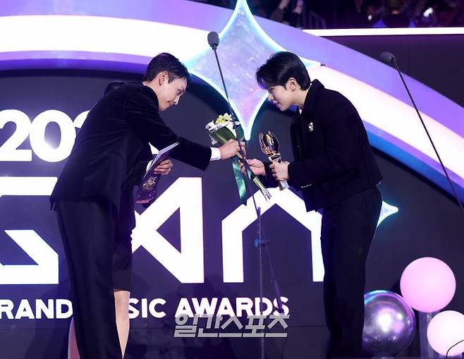 [2024 KGMA] 배우 최태준이 16일 인천 중구 운서동 인스파이어 아레나에서 열린 '2024 코리아그랜드뮤직어워즈(KGMA)' 첫째날 아티스트데이에서 시상자로 유회승에게 배스트 OST상을 시상하고 있다. 일간스포츠(이데일리M)가 주최하고 KGMA 조직위원회가 주관하는 '2024 KGMA'는 올해 창간 55주년을 맞은 일간스포츠가 대한민국 대중음악계에 새로운 패러다임을 제시하기 위해 새롭게 개최하는 시상식으로 16, 17일 이틀간 펼쳐진다. 영종도(인천)=KGMA특별취재반 /2024.11.16/