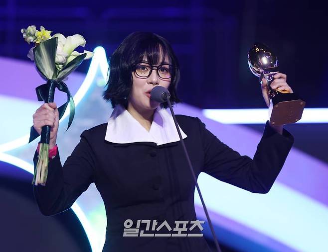 [2024 KGMA] 비비가 16일 인천 중구 운서동 인스파이어 아레나에서 열린 '2024 코리아그랜드뮤직어워즈(KGMA)' 첫째날 아티스트데이에서 배스트 R&B 여자상을 수상하고 수상소감을 말하고 있다. 일간스포츠(이데일리M)가 주최하고 KGMA 조직위원회가 주관하는 '2024 KGMA'는 올해 창간 55주년을 맞은 일간스포츠가 대한민국 대중음악계에 새로운 패러다임을 제시하기 위해 새롭게 개최하는 시상식으로 16, 17일 이틀간 펼쳐진다. 영종도(인천)=KGMA특별취재반 /2024.11.16/