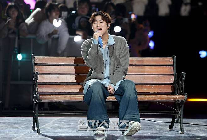 [2024 KGMA] 이무진이 16일 인천 중구 운서동 인스파이어 아레나에서 열린 '2024 코리아그랜드뮤직어워즈(KGMA)' 첫째날 아티스트데이에서 배스트 록발라드상을 수상하고 멋진 무대를 꾸미고 있다. 일간스포츠(이데일리M)가 주최하고 KGMA 조직위원회가 주관하는 '2024 KGMA'는 올해 창간 55주년을 맞은 일간스포츠가 대한민국 대중음악계에 새로운 패러다임을 제시하기 위해 새롭게 개최하는 시상식으로 16, 17일 이틀간 펼쳐진다. 영종도(인천)=KGMA특별취재반 /2024.11.16/