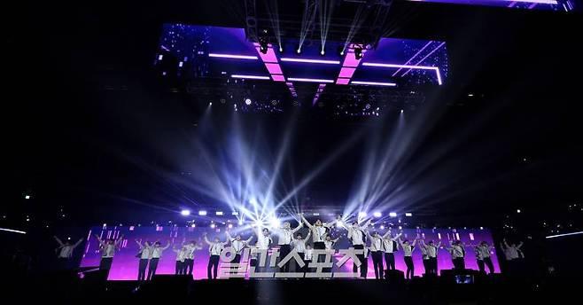 [2024 KGMA] 16일 인천 중구 운서동 인스파이어 아레나에서 열린 '2024 코리아그랜드뮤직어워즈(KGMA)' 첫째날 아티스트데이에서 스타라이트 보이즈가 멋진 무대를 꾸미고 있다. 일간스포츠(이데일리M)가 주최하고 KGMA 조직위원회가 주관하는 '2024 KGMA'는 올해 창간 55주년을 맞은 일간스포츠가 대한민국 대중음악계에 새로운 패러다임을 제시하기 위해 새롭게 개최하는 시상식으로 16, 17일 이틀간 펼쳐진다. 영종도(인천)=KGMA특별취재반 /2024.11.16/