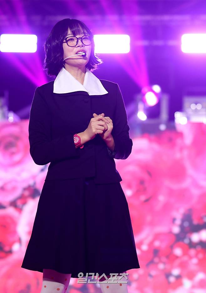 [2024 KGMA] 가수 비비가 16일 인천 중구 운서동 인스파이어 아레나에서 열린 '2024 코리아그랜드뮤직어워즈(KGMA)' 첫째날 아티스트데이에서 베스트 R&B 여자상을 수상하고 멋진 무대를 꾸미고 있다. 일간스포츠(이데일리M)가 주최하고 KGMA 조직위원회가 주관하는 '2024 KGMA'는 올해 창간 55주년을 맞은 일간스포츠가 대한민국 대중음악계에 새로운 패러다임을 제시하기 위해 새롭게 개최하는 시상식으로 16, 17일 이틀간 펼쳐진다. 영종도(인천)=KGMA특별취재반 /2024.11.16/