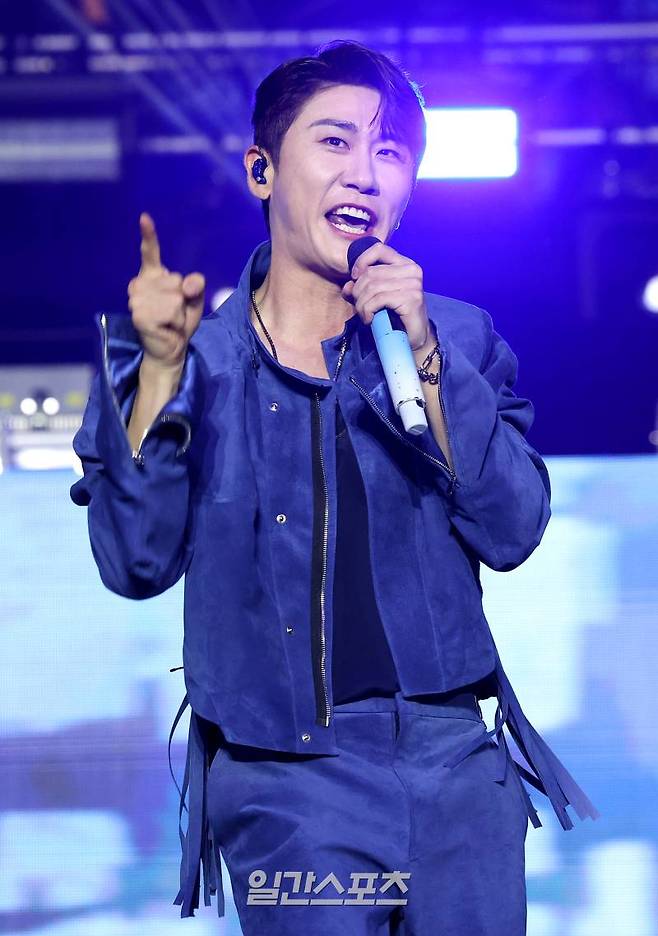 [2024 KGMA] 영탁이 16일 인천 중구 운서동 인스파이어 아레나에서 열린 '2024 코리아그랜드뮤직어워즈(KGMA)' 첫째날 아티스트데이에서 베스트 아티스트상을 받고 멋진 무대를 꾸미고 있다. 일간스포츠(이데일리M)가 주최하고 KGMA 조직위원회가 주관하는 '2024 KGMA'는 올해 창간 55주년을 맞은 일간스포츠가 대한민국 대중음악계에 새로운 패러다임을 제시하기 위해 새롭게 개최하는 시상식으로 16, 17일 이틀간 펼쳐진다. 영종도(인천)=KGMA특별취재반 /2024.11.16/