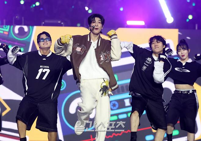 [2024 KGMA] JD1이 16일 인천 중구 운서동 인스파이어 아레나에서 열린 '2024 코리아그랜드뮤직어워즈(KGMA)' 첫째날 아티스트데이에서 IS 라이징 스타상을 받고 멋진 무대를 꾸미고 있다. 일간스포츠(이데일리M)가 주최하고 KGMA 조직위원회가 주관하는 '2024 KGMA'는 올해 창간 55주년을 맞은 일간스포츠가 대한민국 대중음악계에 새로운 패러다임을 제시하기 위해 새롭게 개최하는 시상식으로 16, 17일 이틀간 펼쳐진다. 영종도(인천)=KGMA특별취재반 /2024.11.16/