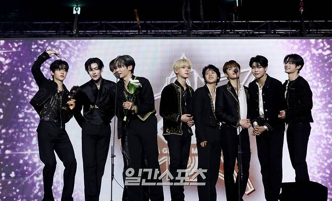 [2024 KGMA] 그룹 제로베이스원이 16일 인천 중구 운서동 인스파이어 아레나에서 열린 '2024 코리아그랜드뮤직어워즈(KGMA)' 첫째날 아티스트데이에서 2024 그랜드 아너스 초이스 상을 수상하고 수상소감을 말하고 있다. 일간스포츠(이데일리M)가 주최하고 KGMA 조직위원회가 주관하는 '2024 KGMA'는 올해 창간 55주년을 맞은 일간스포츠가 대한민국 대중음악계에 새로운 패러다임을 제시하기 위해 새롭게 개최하는 시상식으로 16, 17일 이틀간 펼쳐진다. 영종도(인천)=KGMA특별취재반 /2024.11.16/