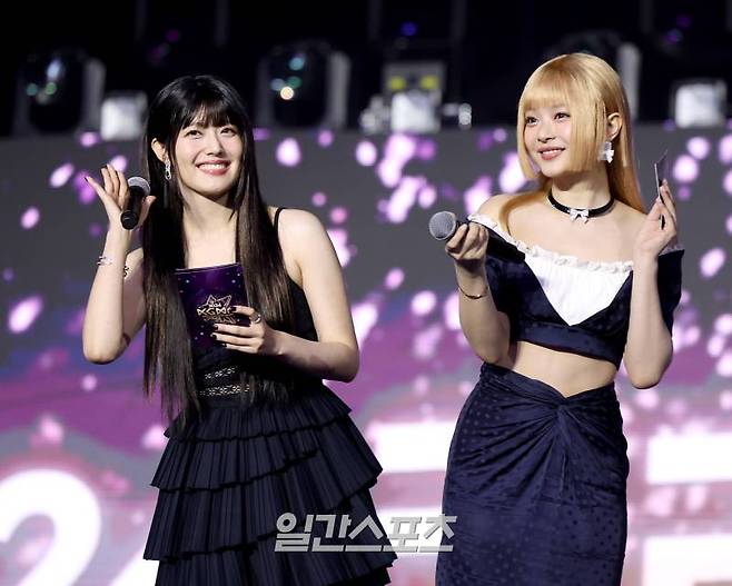 [2024 KGMA] 배우 님지현과 뉴진스 하니가 16일 인천 중구 운서동 인스파이어 아레나에서 열린 '2024 코리아그랜드뮤직어워즈(KGMA)' 첫째날 아티스트데이에서 진행을 맡아 새로운 매력을 발하고 있다. 일간스포츠(이데일리M)가 주최하고 KGMA 조직위원회가 주관하는 '2024 KGMA'는 올해 창간 55주년을 맞은 일간스포츠가 대한민국 대중음악계에 새로운 패러다임을 제시하기 위해 새롭게 개최하는 시상식으로 16, 17일 이틀간 펼쳐진다. 영종도(인천)=KGMA특별취재반 /2024.11.16/