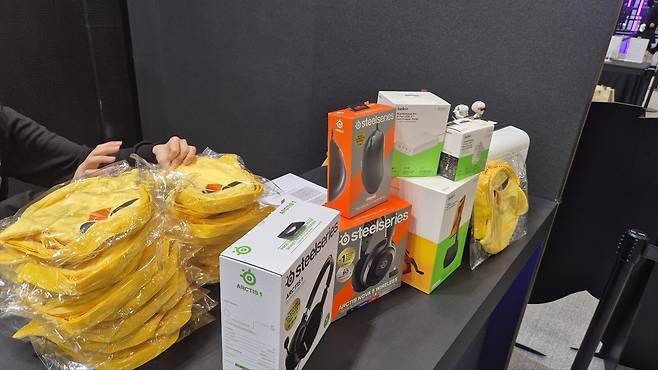 ▲ 푸짐하게 쌓인 경품을 보실 수 있습니다.