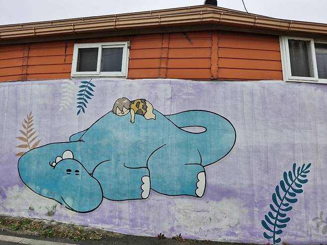 ▲공룡과 소년 벽화 그림