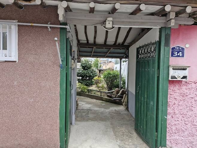 ▲마당 정원이 보이는 임금남 시인의 집