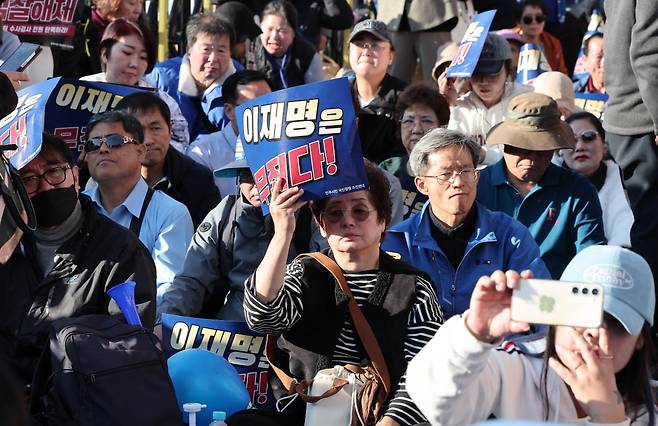 이재명 더불어민주당 대표의 '공직선거법 위반' 1심 선고 공판에서 징역 1년에 집행유예 2년을 선고받은 15일 서울 서초구 서울중앙지방법원 앞에서 지지자들이 망연자실한 표정을 짓고 있다.  /사진=뉴스1