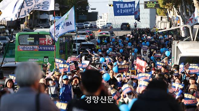 이재명 더불어민주당 대표의 공직선거법 위반 혐의에 대한 1심 재판 선고가 열린 지난 15일 서울 서초구 서울중앙지방법원 앞에서 지지자들이 판결에 항의하는 구호를 외치고 있다. 정효진 기자