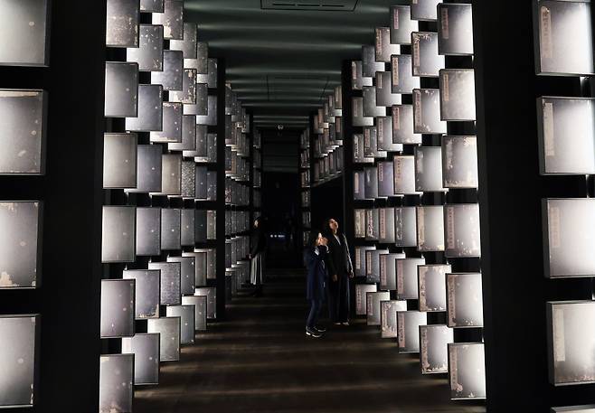 Visitors browse the first section of the Oegyujanggak Uigwe permanent exhibition at the National Museum of Korea in central Seoul, shown here filled with high-definition replicas of original green silk Uigwe covers, on Nov. 14. [NEWS1]