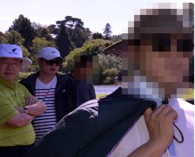 고 김문기 처장을 뒤에서 바라보고 있는 더불어민주당 이재명 대표. 이기인 최고위원 페이스북 캡처