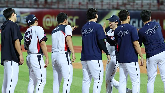 16일 대만 타이베이 톈무 야구장에서 열린 2024 WBSC 프리미어12 B조 예선 대한민국과 도미니카공화국의 경기에서 역전 3루타로 대표팀의 9대 6 승리를 이끈 박성한이 동료들과 하이파이브 하고 있다./사진=뉴스1