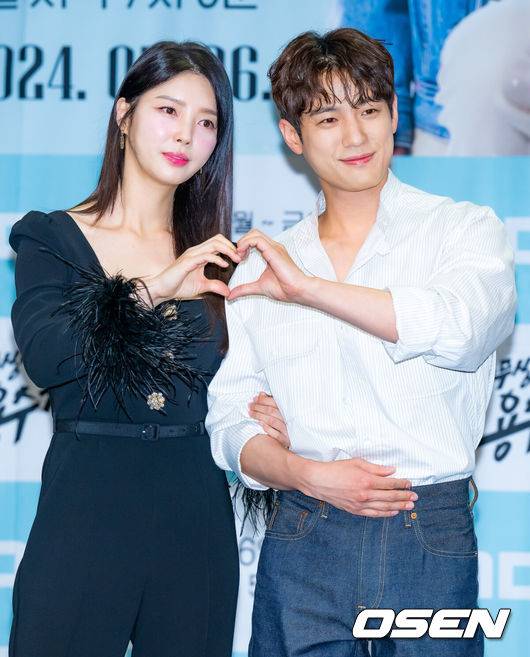 [OSEN=민경훈 기자] 3일 오후 서울 마포구 상암동 MBC 골든마우스홀에서 MBC 새 일일드라마 ‘용감무쌍 용수정’가 제작발표회가 열렸다.오는&nbsp;6일&nbsp;첫 방송될&nbsp;MBC&nbsp;새 일일드라마&nbsp;‘용감무쌍 용수정(약칭 용수정)’은 현대판 거상(巨商)&nbsp;임상옥을 꿈꾸는 거침없는 상여자 용수정(엄현경 분)과 그에게 운명을 맡긴 악바리 짠돌이 여의주(서준영 분)가 함께하는 화끈하고 통쾌한 로맨스 복수극.배우 엄현경과 서준영이 입장하며 포즈를 취하고 있다. 2024.05.03 /rumi@osen.co.kr