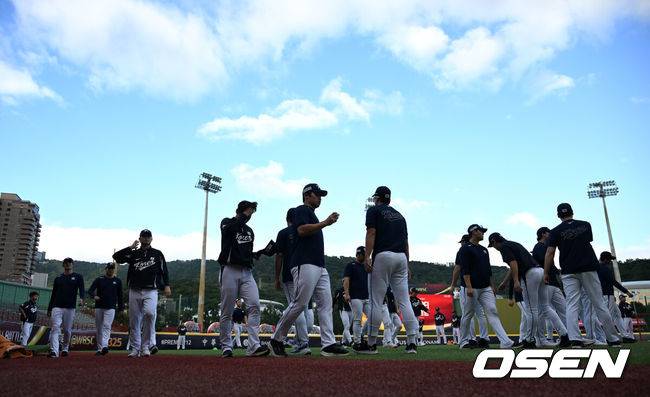 [OSEN=타이베이(대만), 이대선 기자] 16일 오후 대만 타이베이 티엔무야구장에서 세계야구소프트볼연맹(WBSC) 프리미어12 2024 B조 대한민국과 도미니카공화국의 경기가 열릴 예정이다.대한민국은 4차전 선발투수로 임찬규, 도미니카공화국은 프랑클린 킬로메를 내세웠다.경기에 앞서 대표팀이 스트레칭을 하고 있다. 2024.11.16