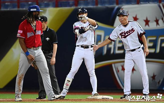 대표팀 내야수 송성문(가운데)은 16일 대만 타이베이 톈무야구장에서 열린 '2024 세계야구소프트볼연맹(WBSC) 프리미어12' 조별리그 B조 네 번째 경기 도미니카공화국전에서 6번타자 1루수로 선발 출전했다. 대표팀은 송성문의 5회말 2사 후 중전 안타 전까지 단 하나의 안타도 치지 못했다. 타이베이(대만), 박지영 기자