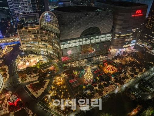 초대형 크리스마스 타운으로 꾸며진 롯데월드타워·몰 (사진=롯데물산)