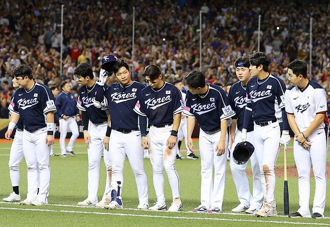 13일 대만과의 경기를 마치고 한국 응원단에 인사하는 한국 대표팀 선수들