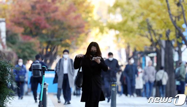 가을 추위에 잔뜩 움츠린 시민들.(자료사진)/뉴스1 DB