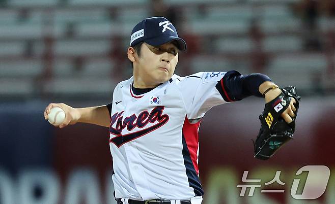 16일(현지시간) 대만 타이베이시 톈무 야구장에서 열린 2024 WBSC 프리미어12 B조 예선 대한민국과 도미니카공화국의 경기 8회초 대한민국 마운드에 오른 박영현이 역투하고 있다. 2024.11.16/뉴스1 ⓒ News1 장수영 기자